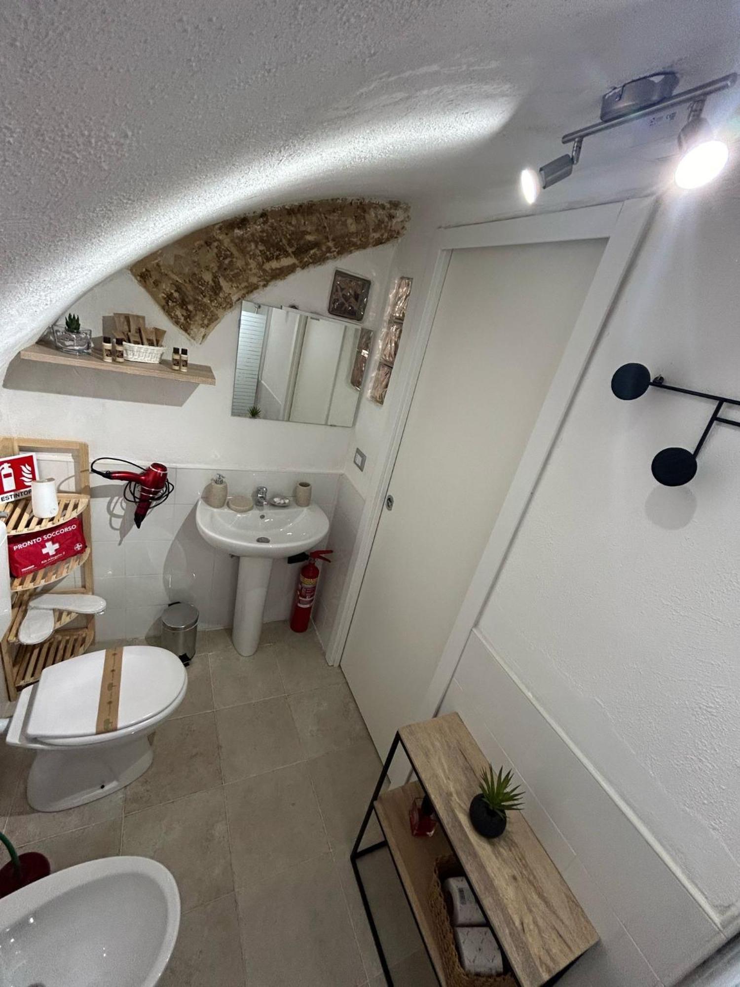 Cantovi Bari Bagian luar foto